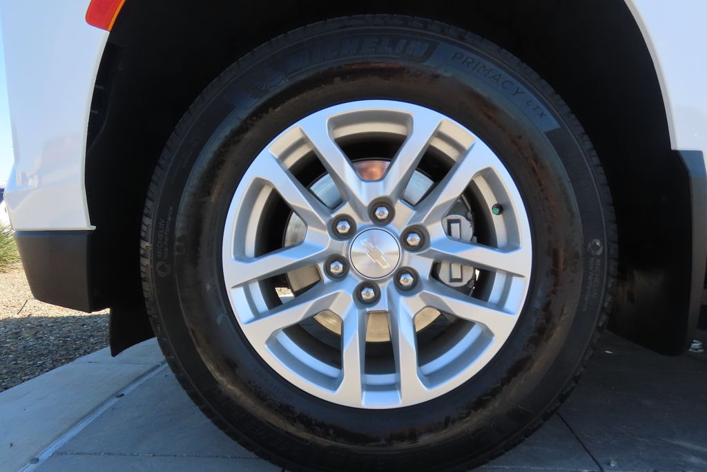 Thumbnail: 2023 Chevrolet Suburban - 32