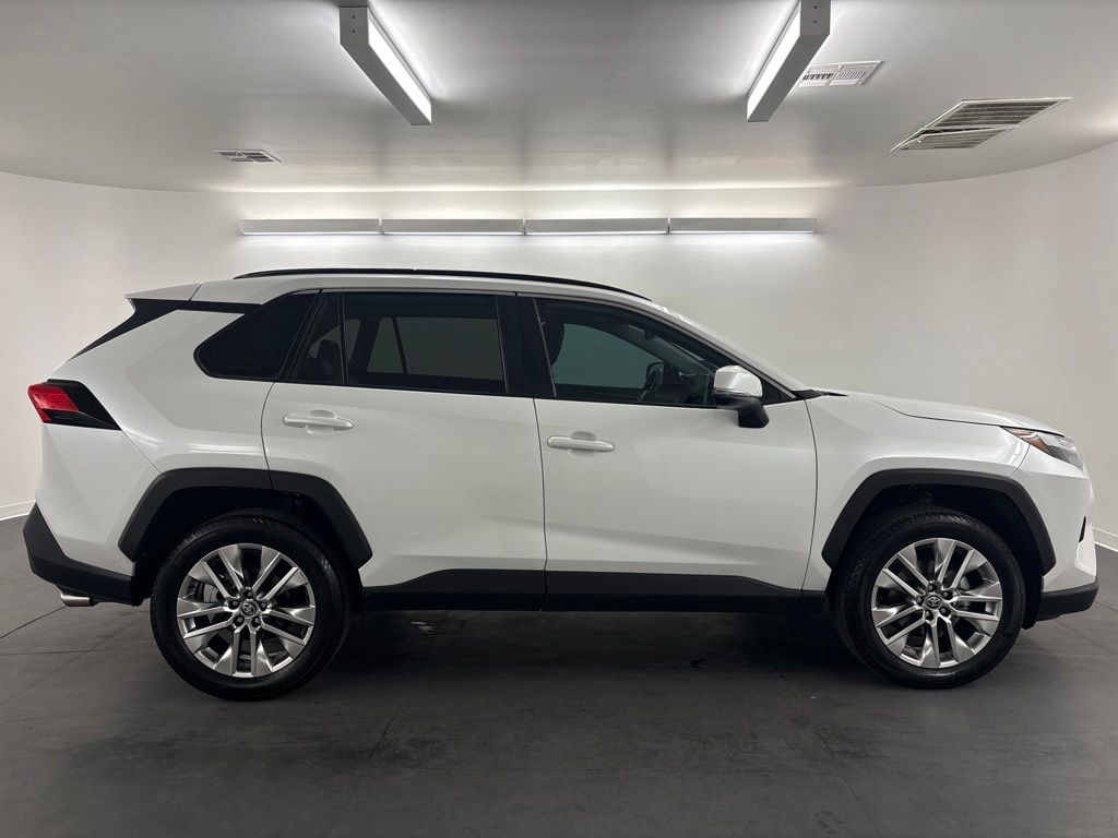 2025 Toyota RAV4 XLE Premium — photo 8