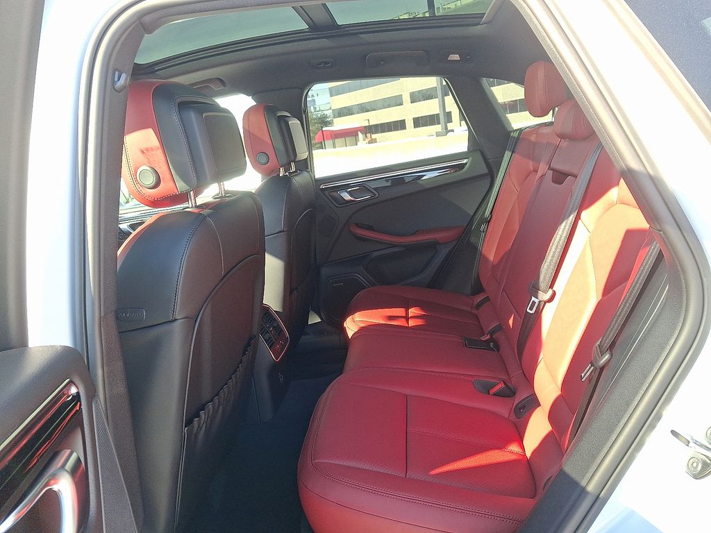 Thumbnail: 2026 Porsche Macan - 12