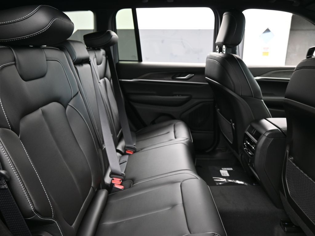 Used 2025 Diamond Black Crystal Pearlcoat Jeep Limited image 29