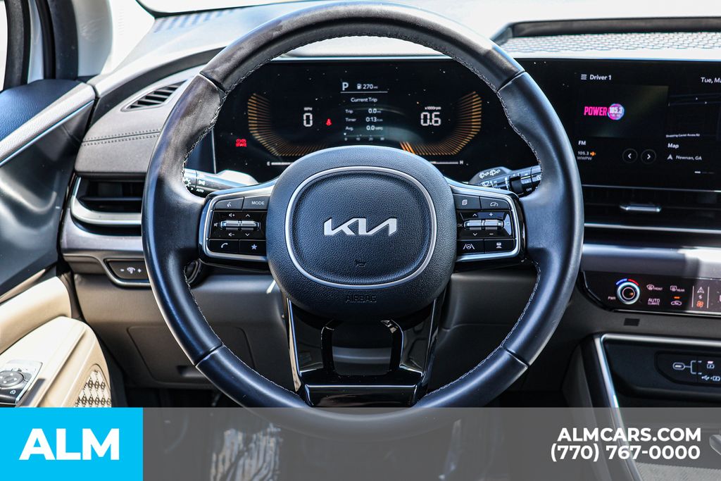 Used 2025 White Kia LXS image 31