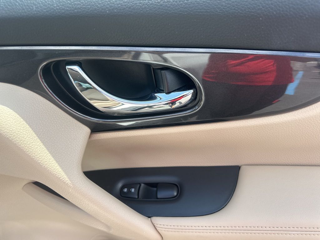 2018 Pearl White Nissan Rogue SV FWD SUV
