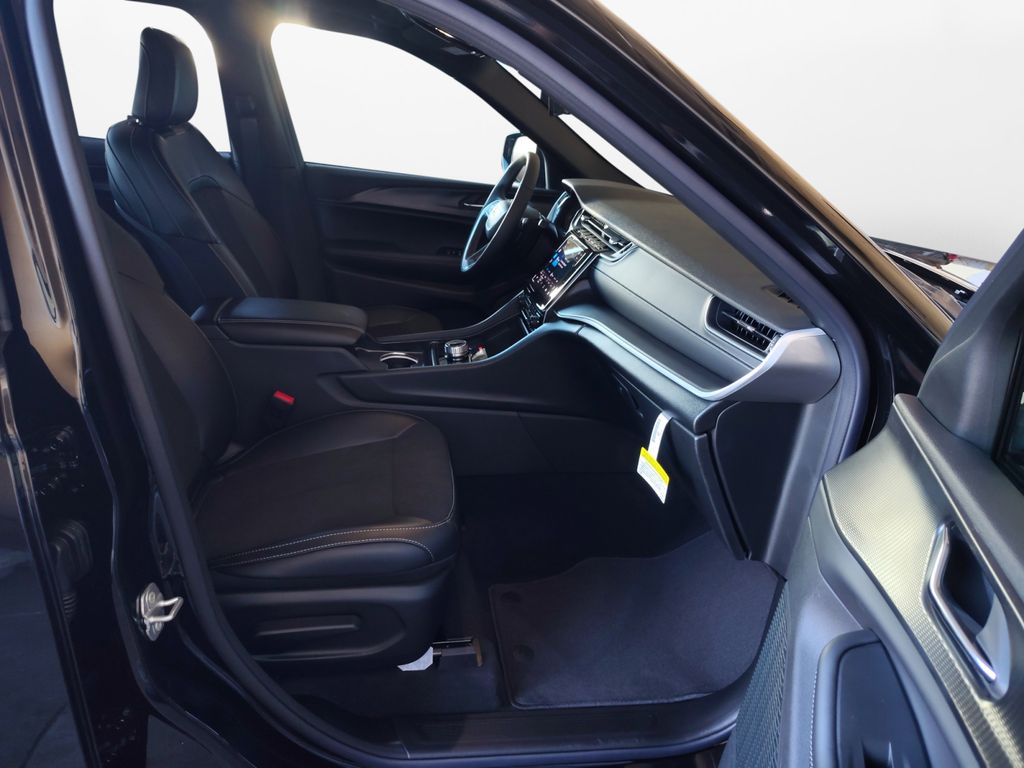 New Car 2025 Jeep Grand Cherokee  Laredo For Sale Under $40,000 In Austin, Texas