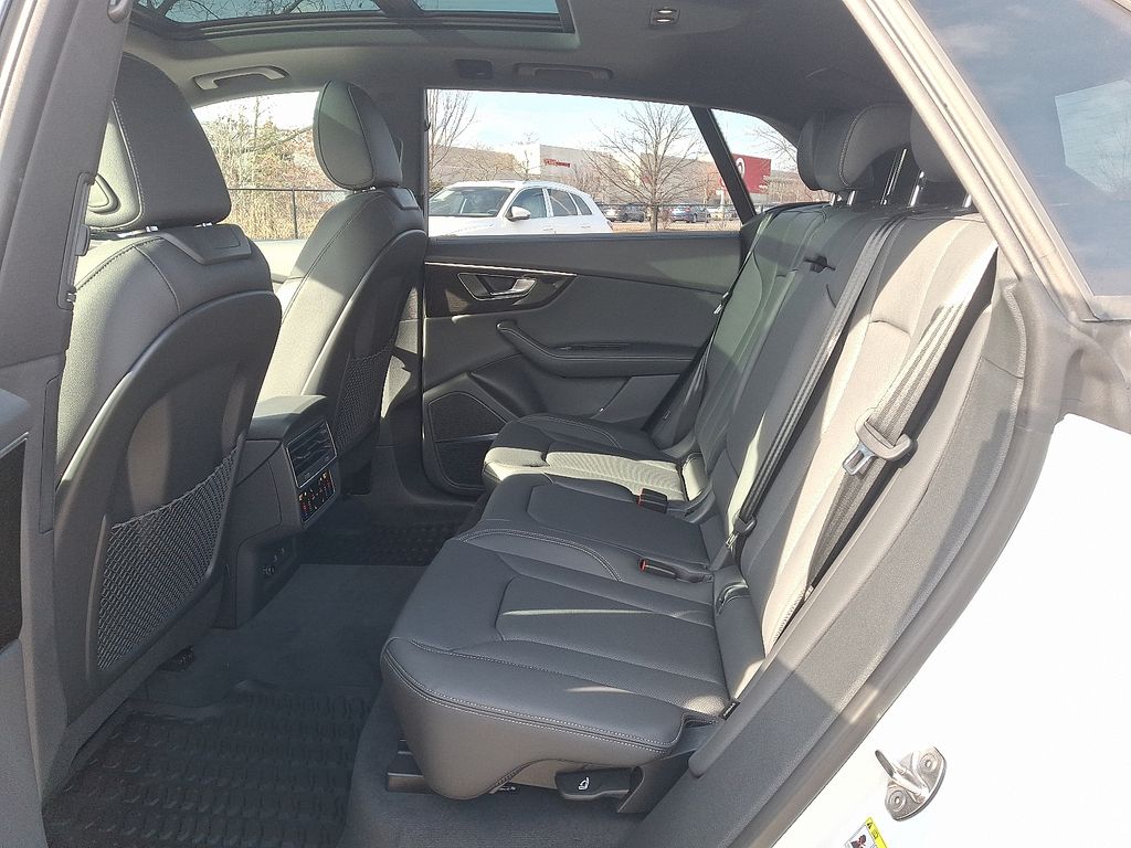 Thumbnail: 2026 Audi Q8 - 5