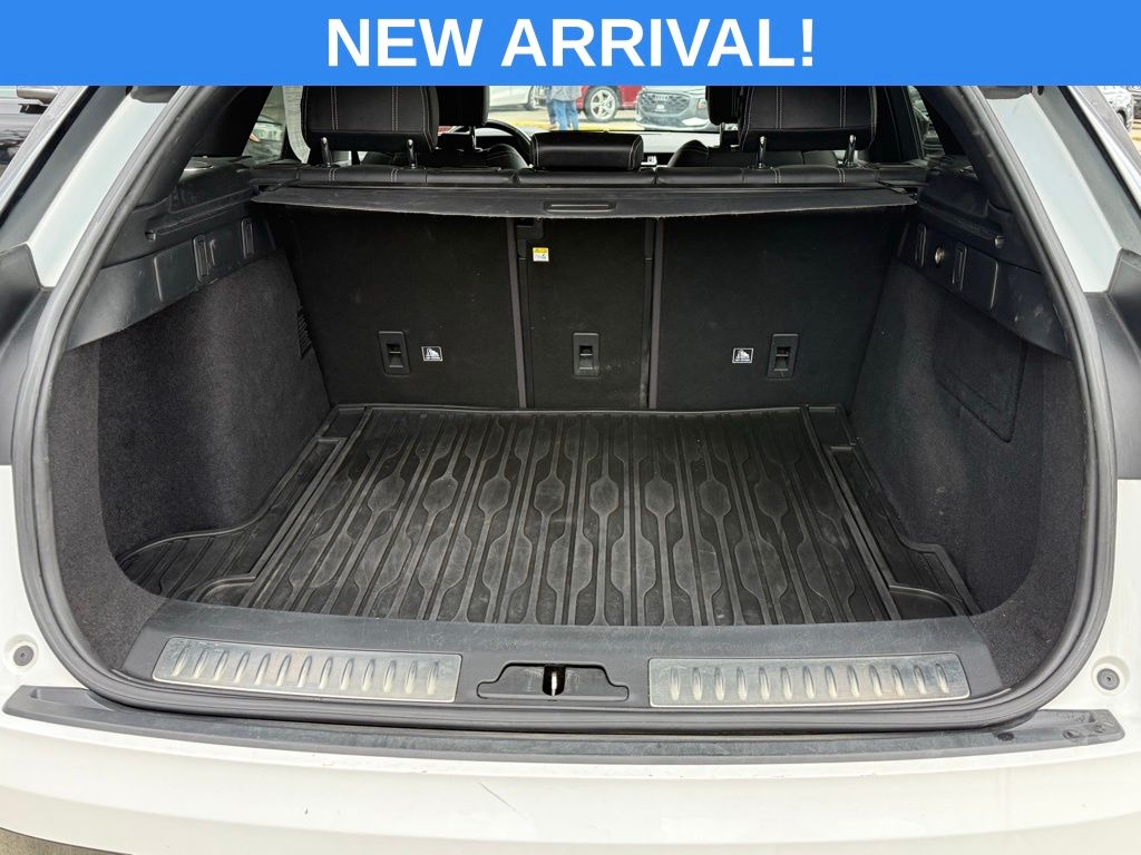 Used 2019 White Land Rover SE R-Dynamic image 17