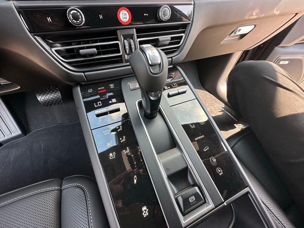 Thumbnail: 2026 Porsche Macan - 25