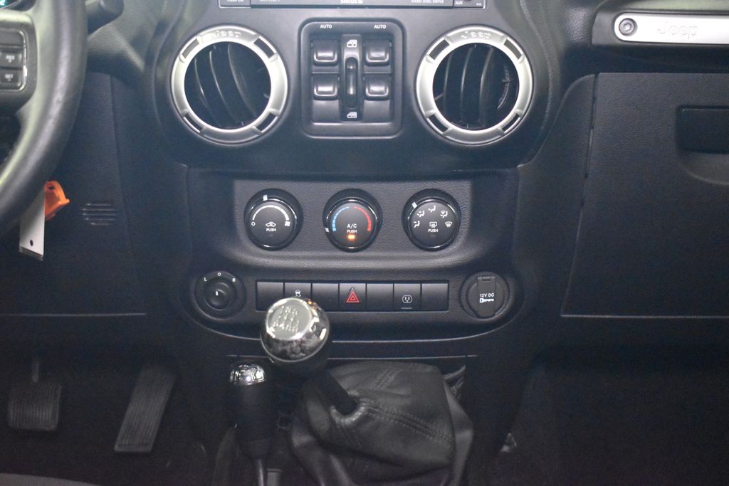 2014 Jeep Wrangler Unlimited Sahara 18