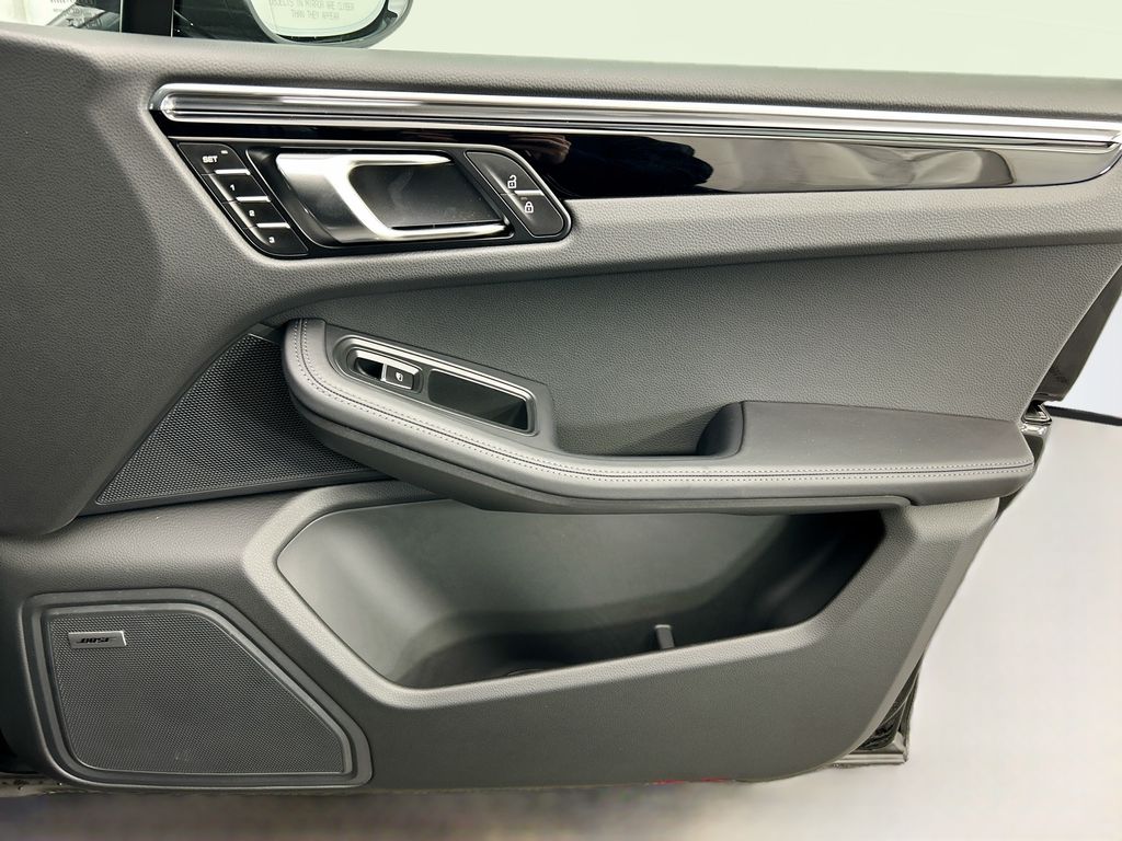 Thumbnail: 2026 Porsche Macan - 26