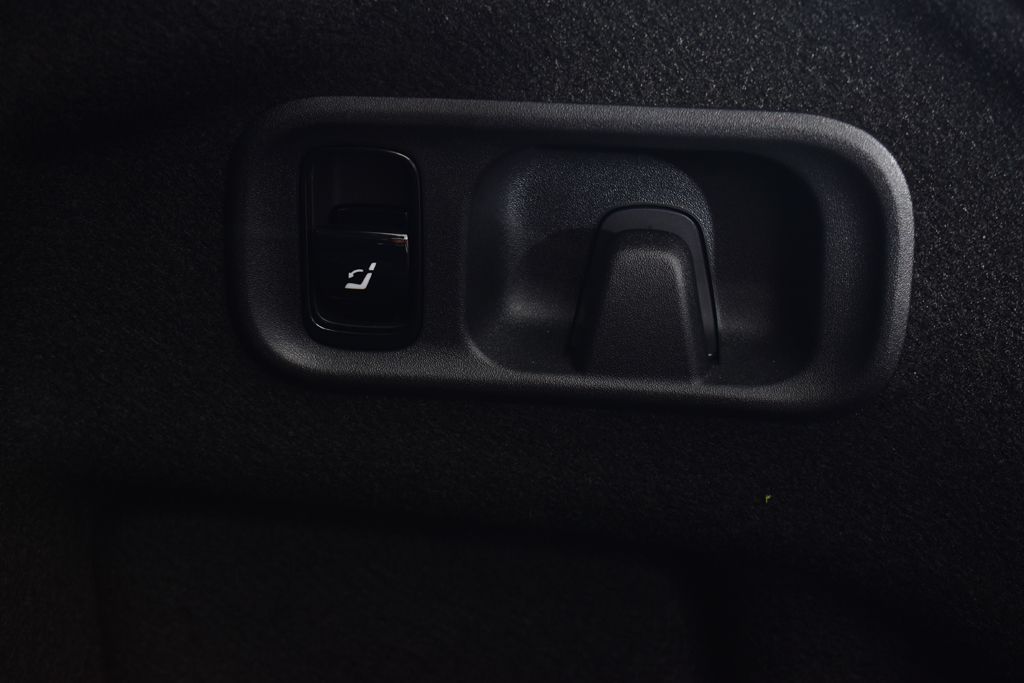 Thumbnail: 2025 Mercedes-Benz C-Class - 6