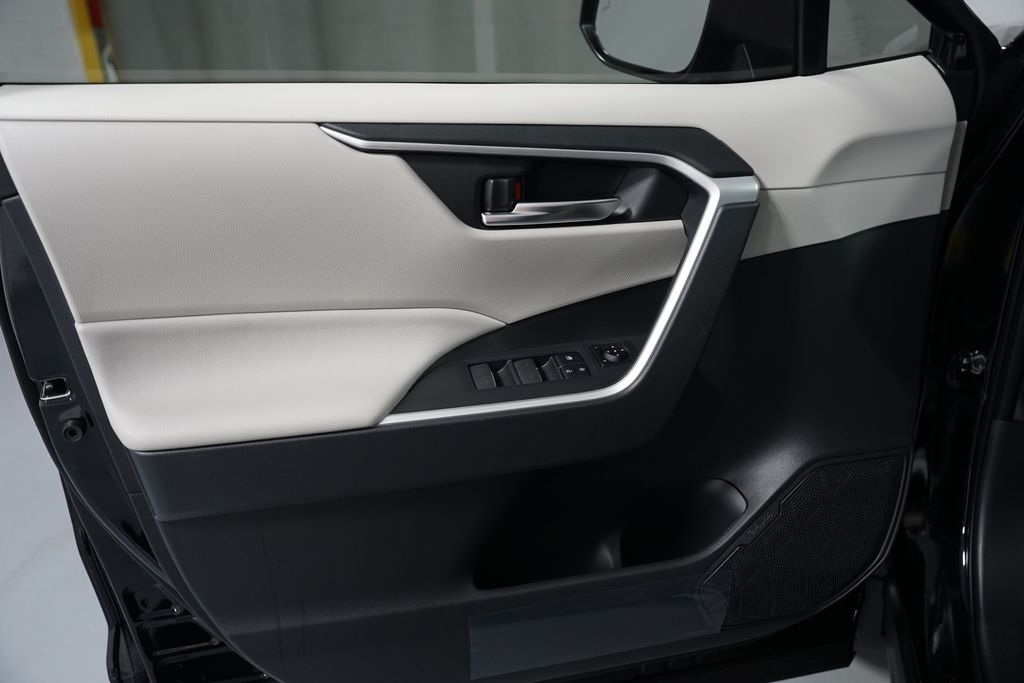 Thumbnail: 2025 Toyota RAV4 - 30
