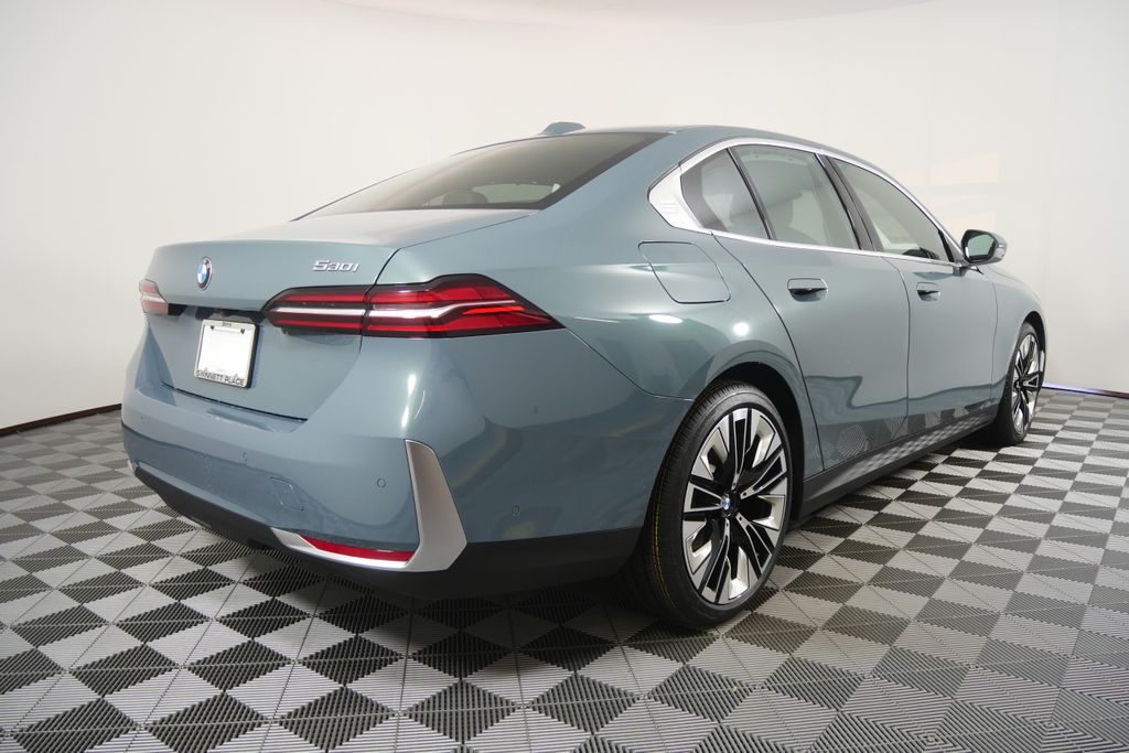 Thumbnail: 2026 BMW 5 Series - 3