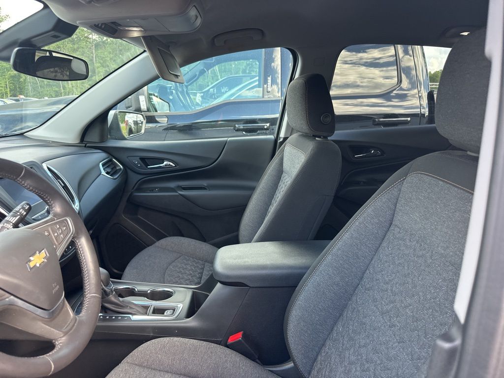 2022 Silver Ice Metallic Chevrolet Equinox LT FWD SUV