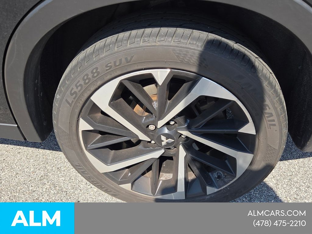 Used 2022  Mitsubishi SE image 19