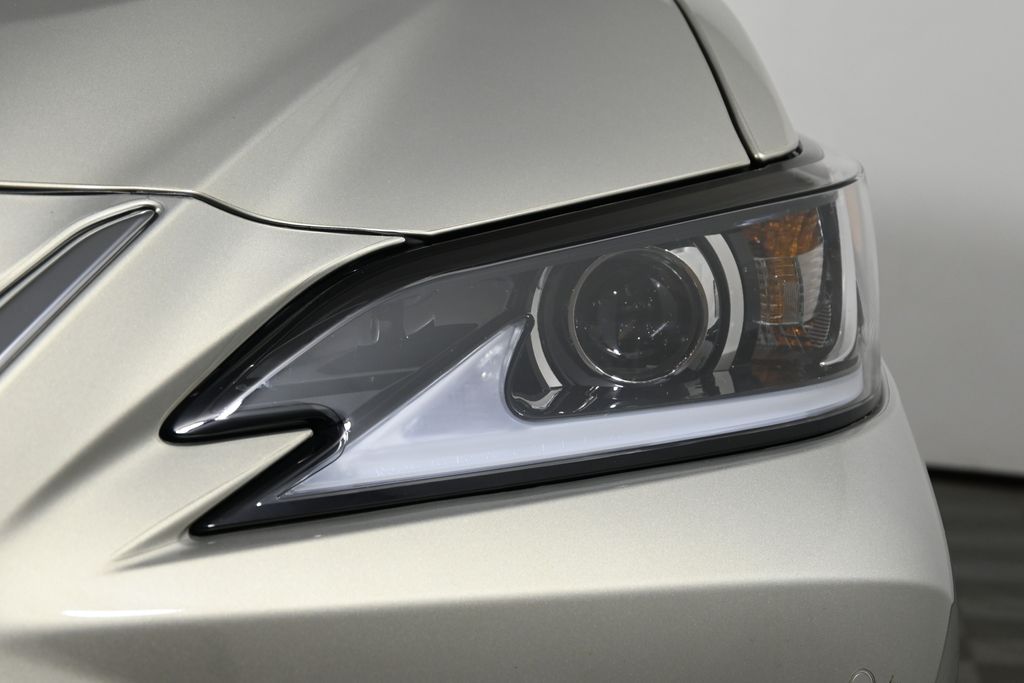 Thumbnail: 2021 Lexus ES - 11