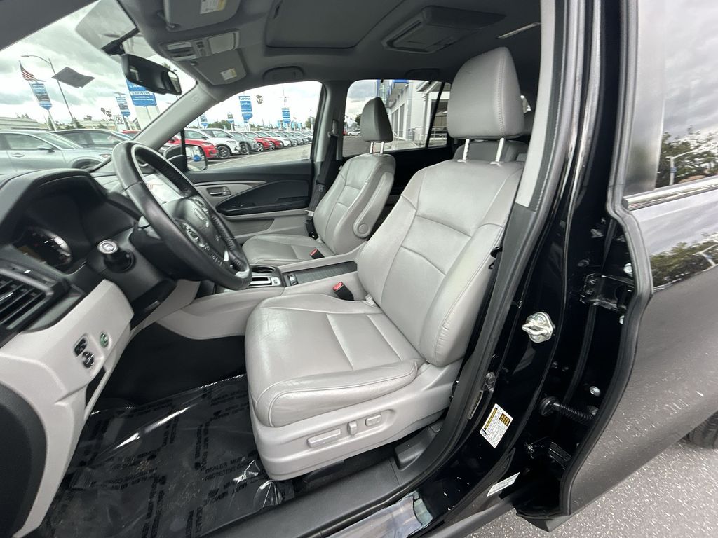 Thumbnail: 2017 Honda Pilot - 11