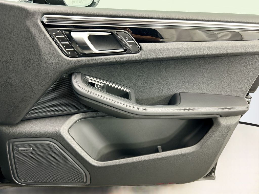 Thumbnail: 2026 Porsche Macan - 26