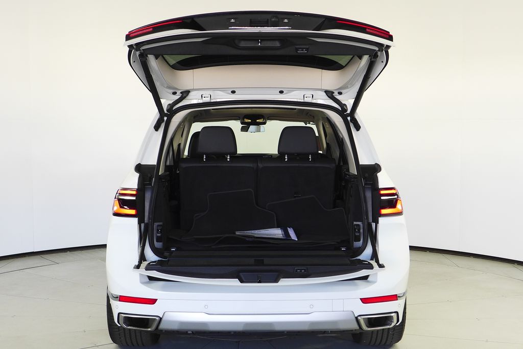 Thumbnail: 2024 BMW X7 - 10