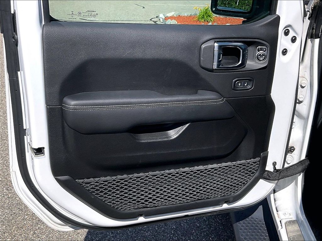 2023 Jeep Wrangler — photo 9