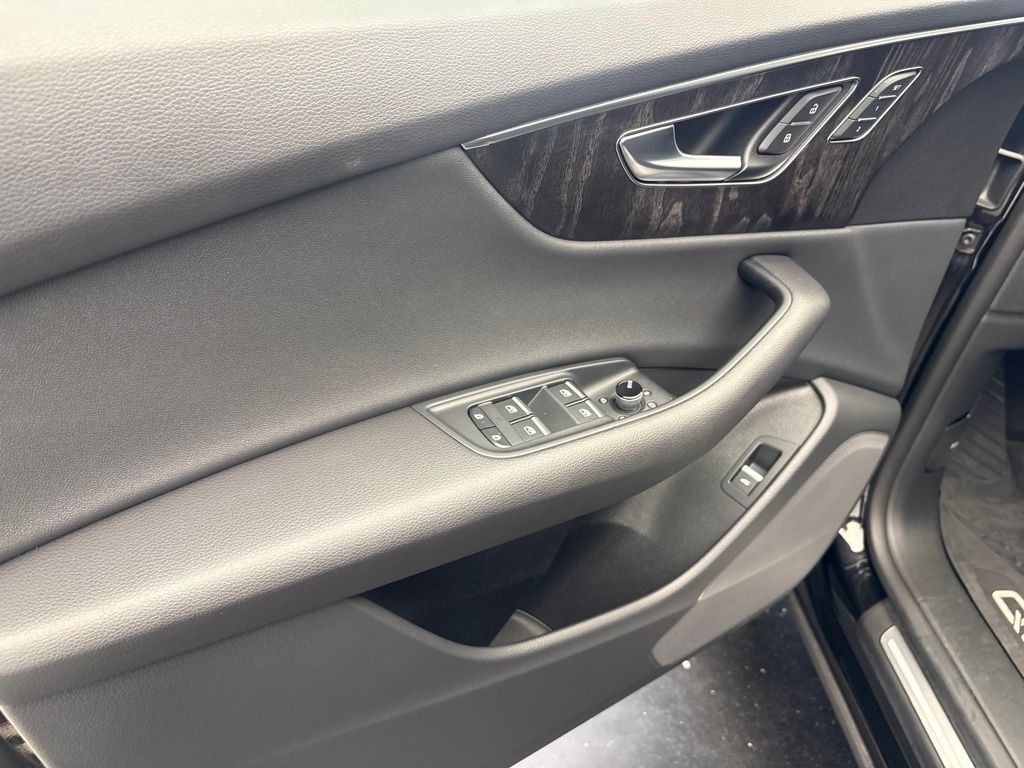 Thumbnail: 2023 Audi Q8 - 5