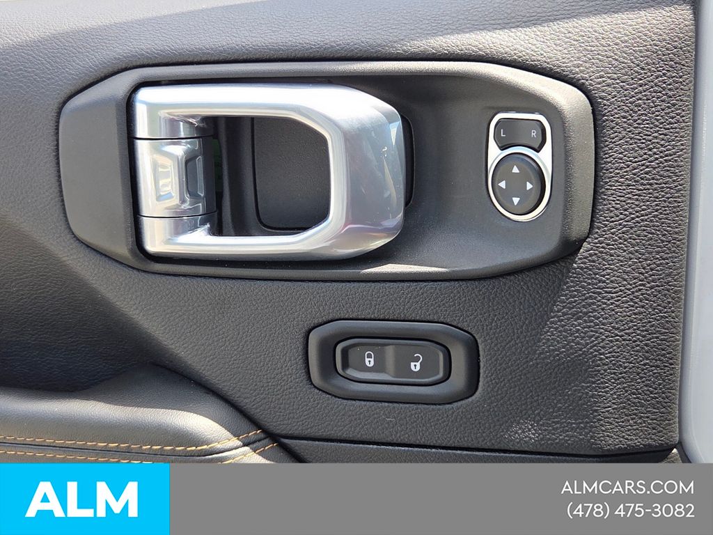 Used 2025 White Jeep Sahara image 27