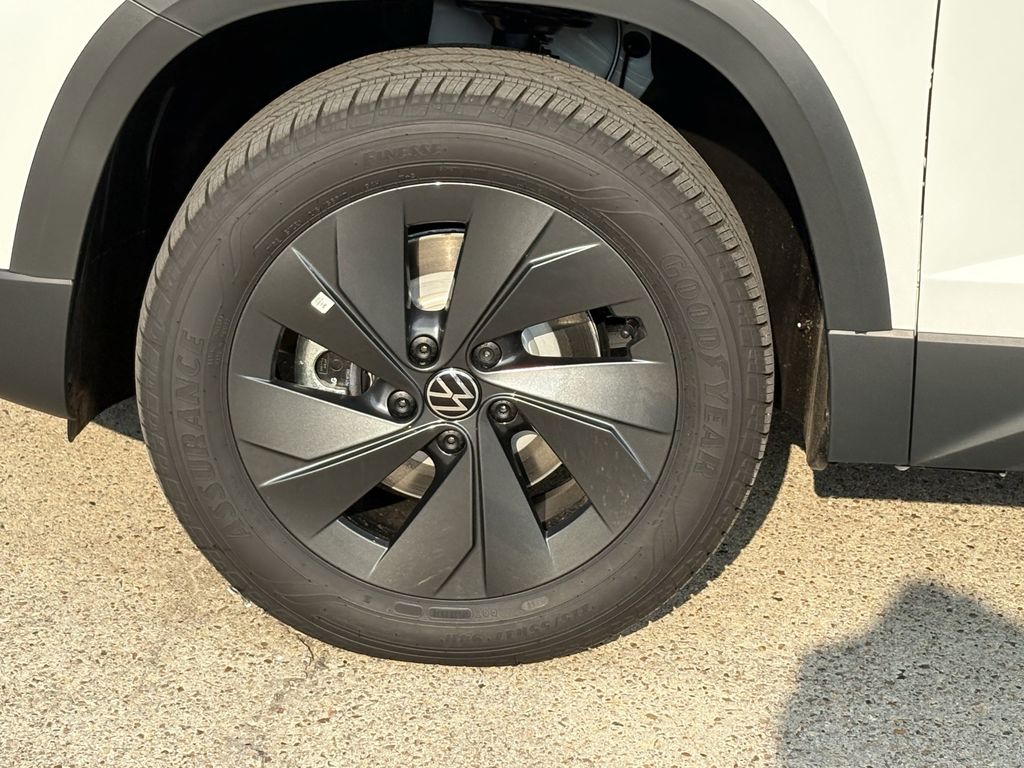 New 2025 Pure White Volkswagen 1.5T S image 9