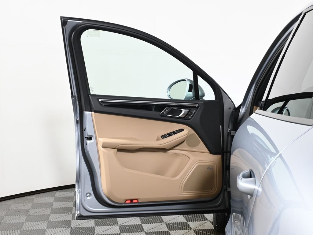 Thumbnail: 2025 Porsche Macan - 31