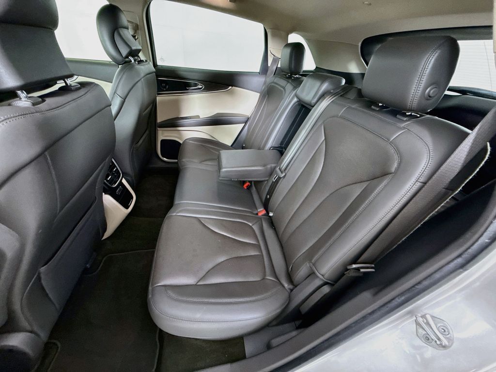 Thumbnail: 2019 Lincoln Nautilus - 25