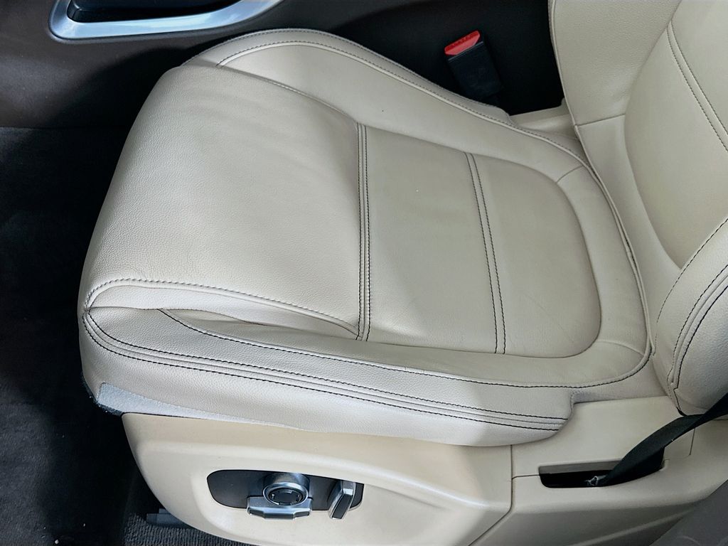 Thumbnail: 2019 Jaguar F-Pace - 19