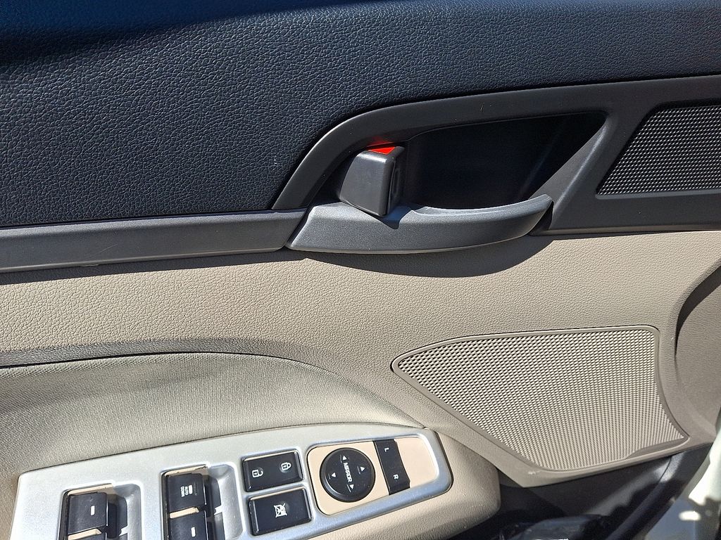 2017 Hyundai Elantra SE 13