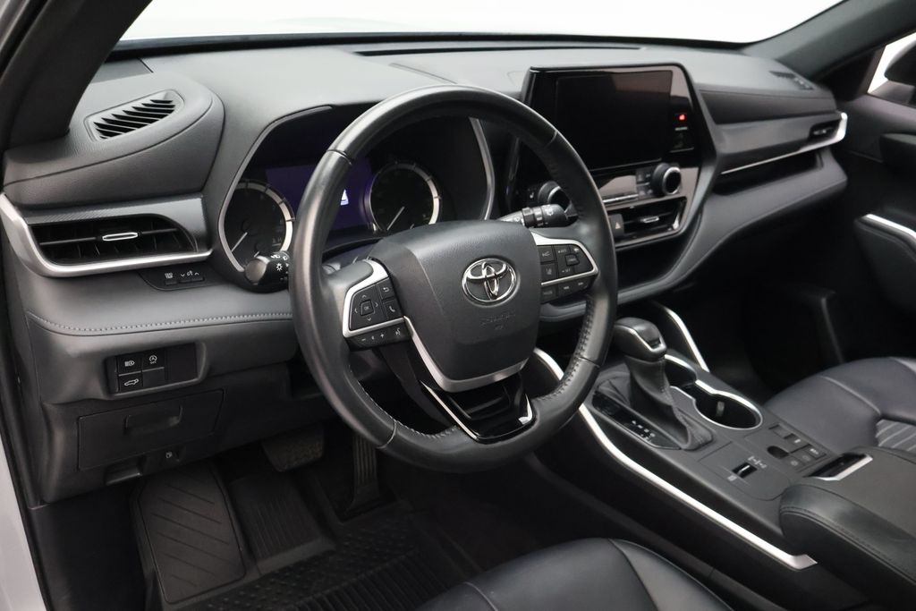 Thumbnail: 2023 Toyota Highlander - 15