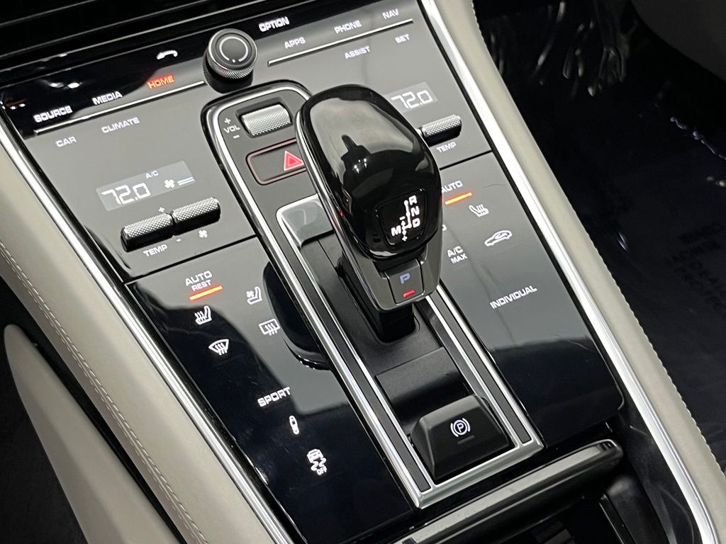 Thumbnail: 2020 Porsche Panamera - 16