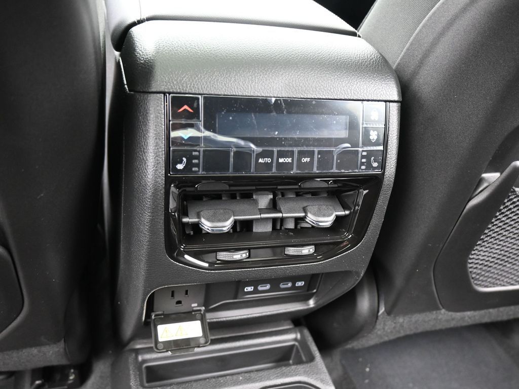 New 2026 Diamond Black Crystal Pearlcoat Jeep Limited image 33