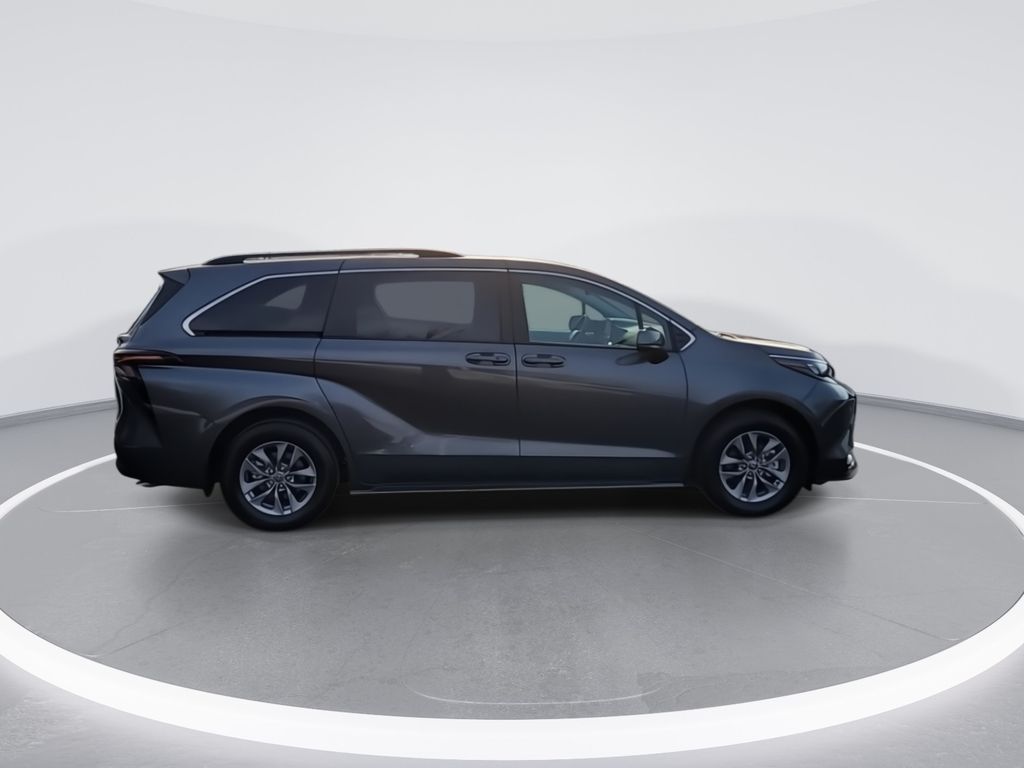 2025 Toyota Sienna LE 9