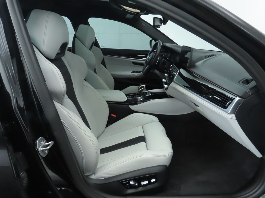 Thumbnail: 2022 BMW M5 - 21