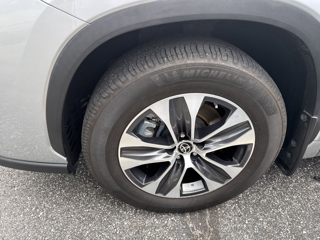 2022 Celestial Silver Metallic Toyota Highlander XLE AWD SUV