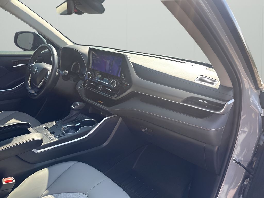 Used Car 2023 Toyota Highlander Hybrid  Bronze Edition For Sale Under $40,000 In Austin, Texas