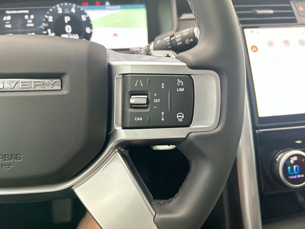 Thumbnail: 2025 Land Rover Discovery - 12