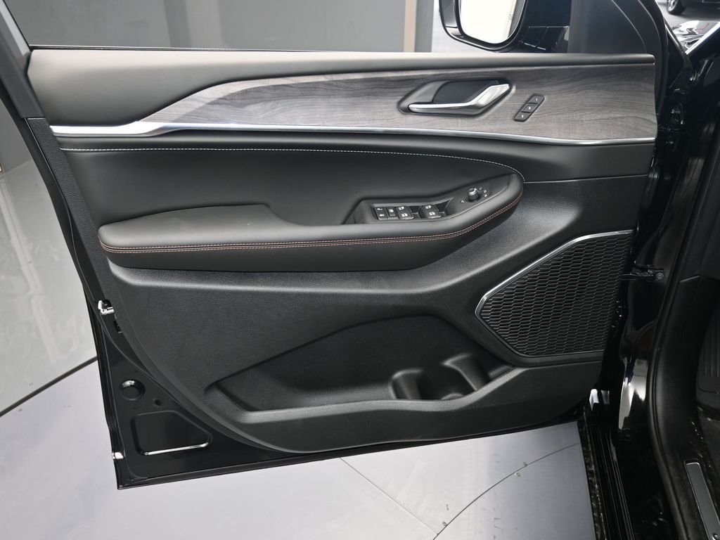 New 2025 Diamond Black Crystal Pearlcoat Jeep Overland image 13