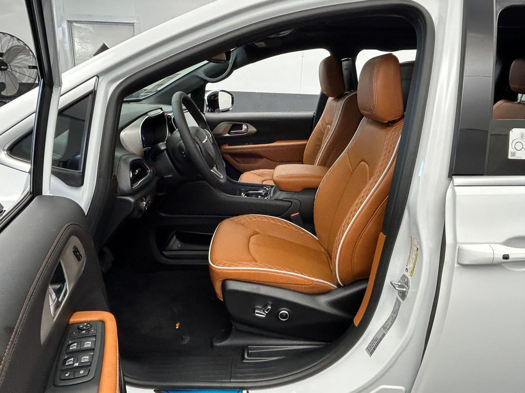 New 2026 Bright White Clearcoat Chrysler Pinnacle image 12