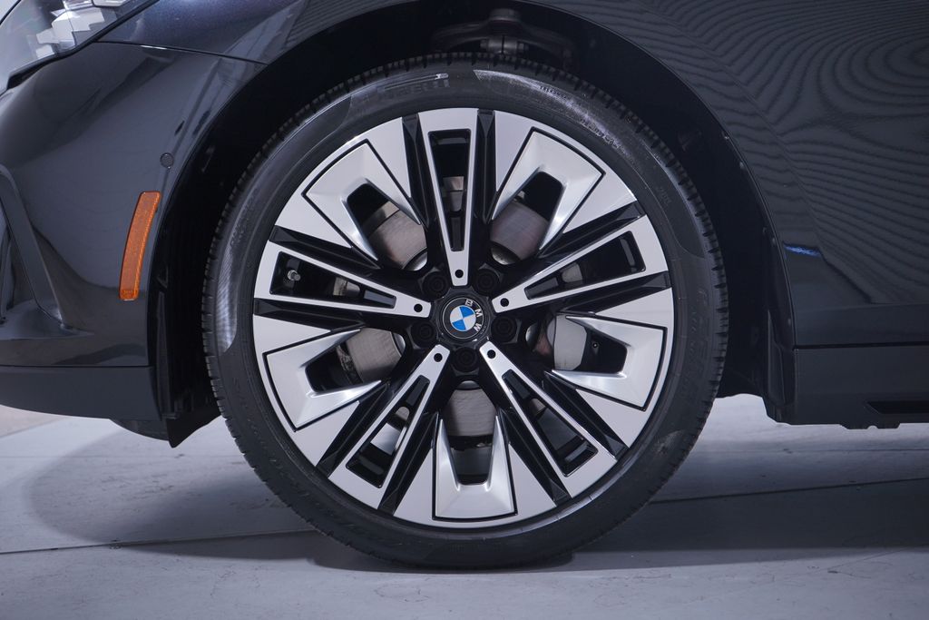 Thumbnail: 2025 BMW 5 Series - 2