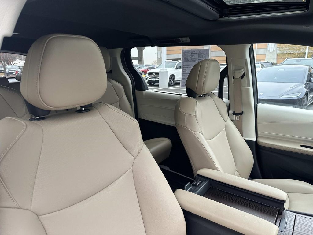 Thumbnail: 2024 Toyota Sienna - 23