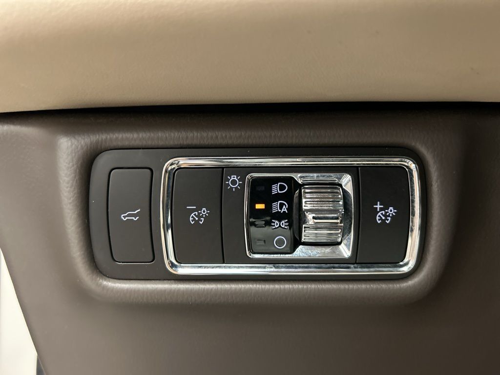 Thumbnail: 2022 Lincoln Aviator - 21