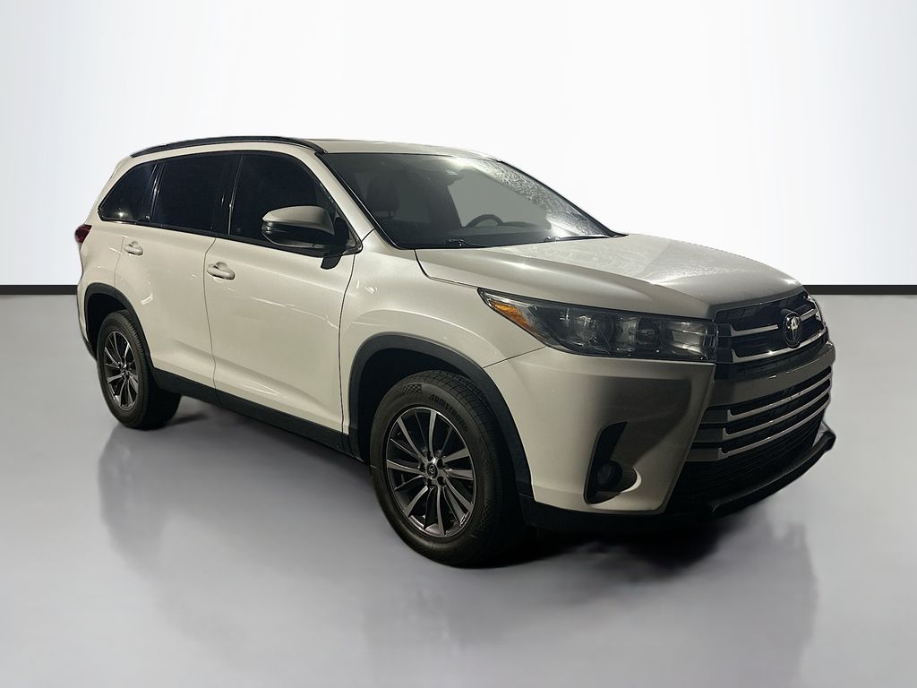 White (Blizzard Pearl) 2019 Toyota Highlander XLE FWD SUV / Crossover Front-Wheel Drive 8-Speed Automatic