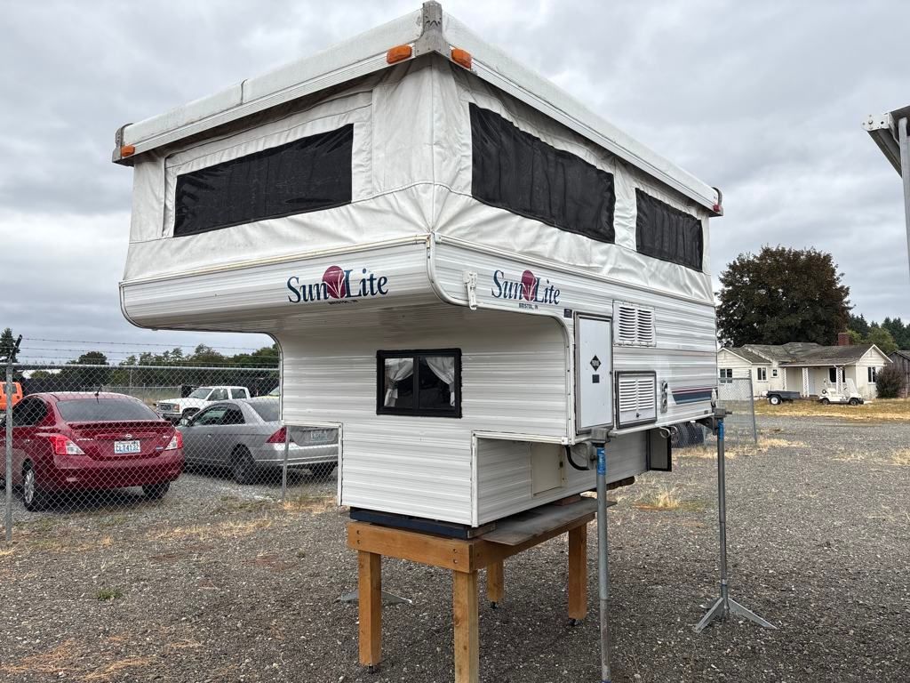 1995 SUNSET PARK SUNLITE 195 Camper Trailer