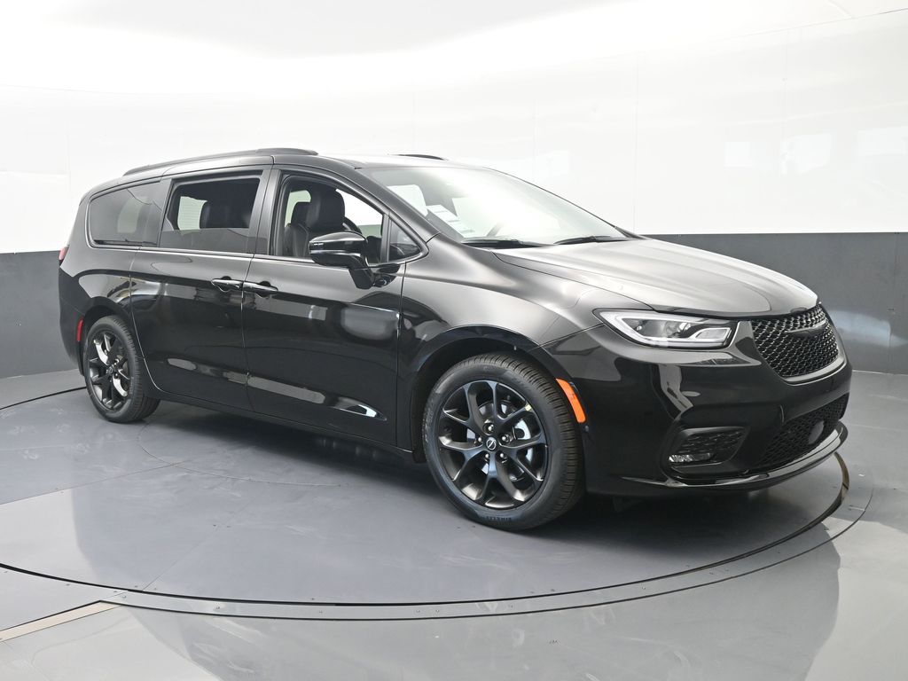 New 2026 Diamond Black Crystal Pearlcoat Chrysler Select image 8