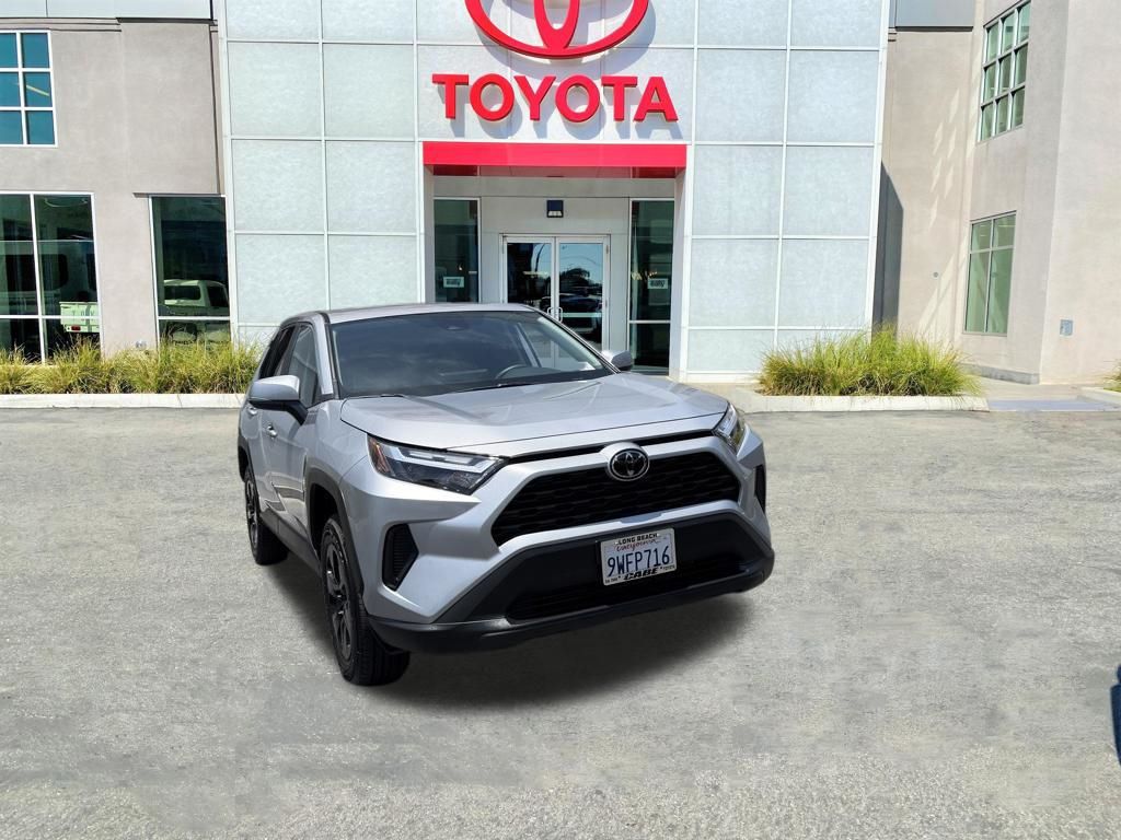 2025 Toyota RAV4 LE FWD's photo