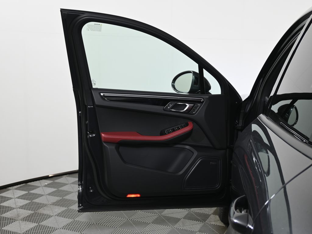 Thumbnail: 2026 Porsche Macan - 30