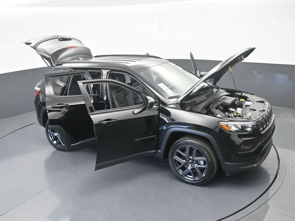 New 2026 diamond black crystal pearlcoat Jeep Latitude image 65