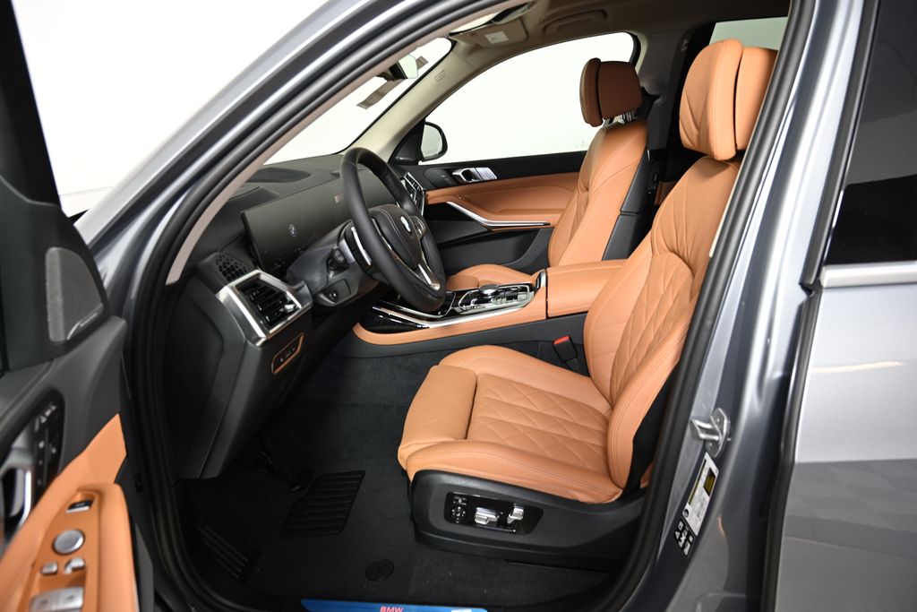 Thumbnail: 2026 BMW X7 - 14