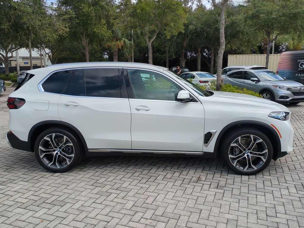 New 2026 White BMW sDrive40i image 3